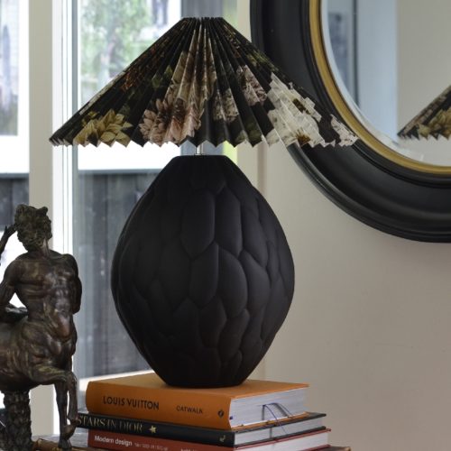 Dahlia Noir, Lampskärm