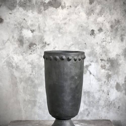 Noori Objects Mojo Kruka På Fot Antiksvart