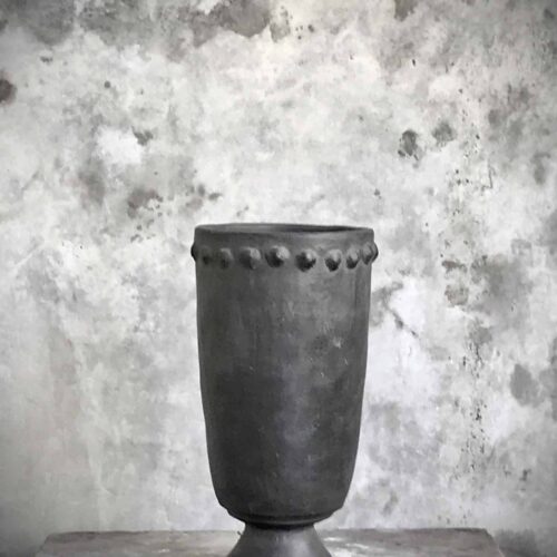 Noori Objects Mojo Kruka På Fot Antiksvart