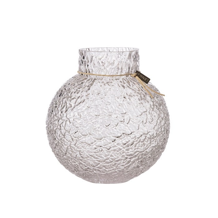 ERNST glasvas i klart glas med mönstrad struktur, 22 cm hög och 21 cm i diameter, stående på bord med blommor i.