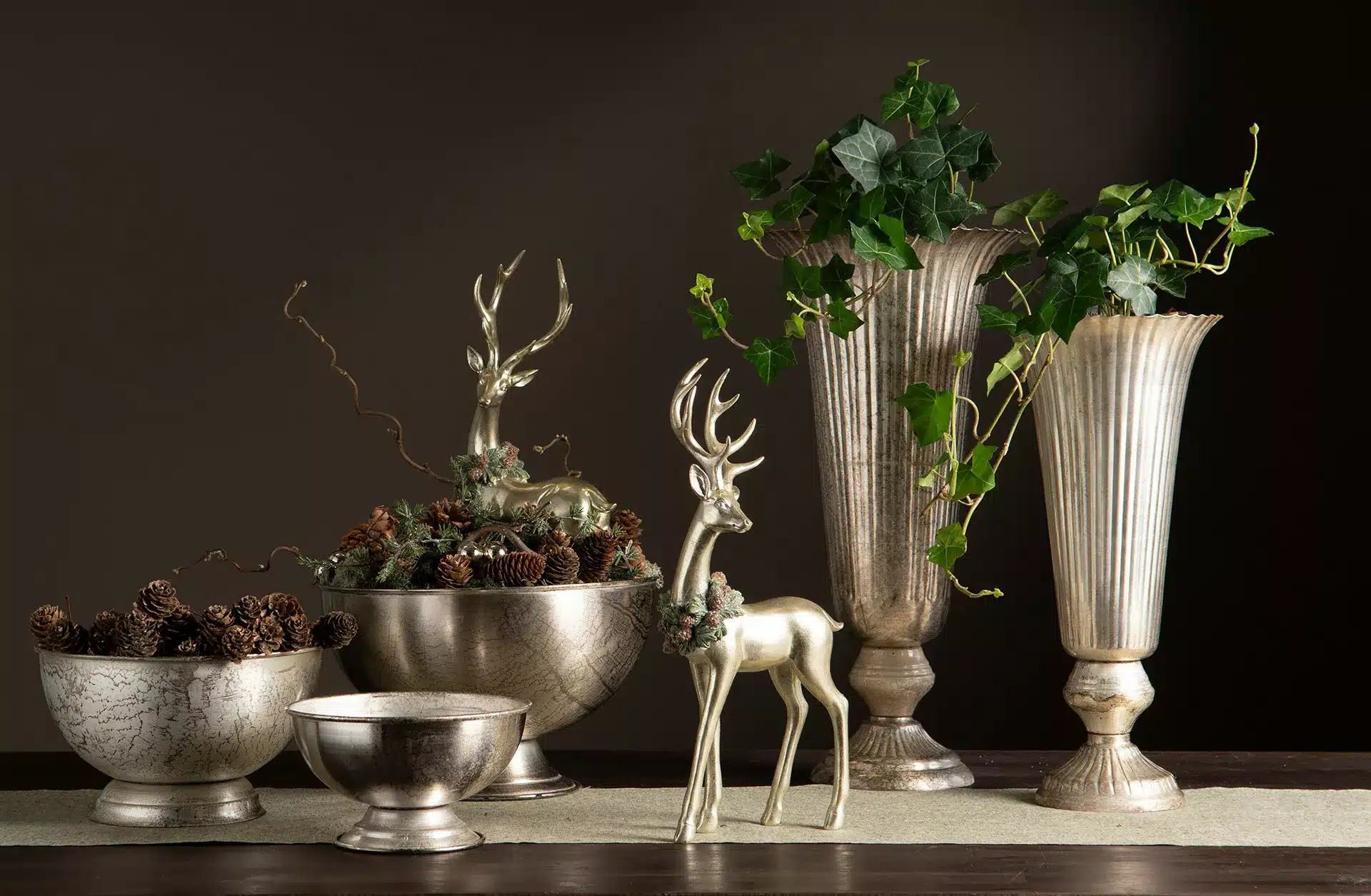 Hjort Liggande Med Krans - Bild 2