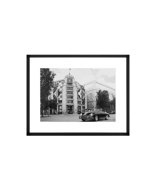 Tavla Luxury car in front of store med svart ram 75 x 95 cm