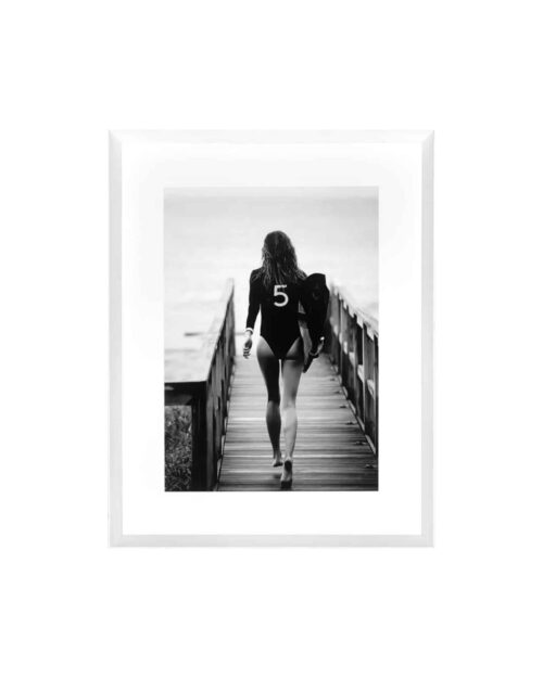 Tavla No. 5 Surfer Girl med vit ram 75 x 95 cm