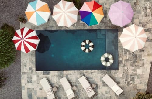 Parasoll från Monchiqe i olika färger vid en pool