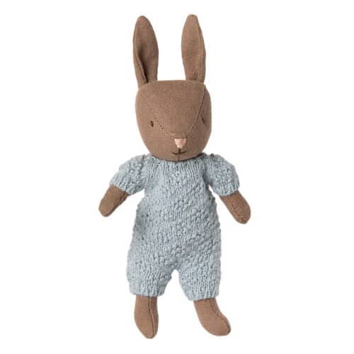 Maileg brun kanin i blå stickad kostym