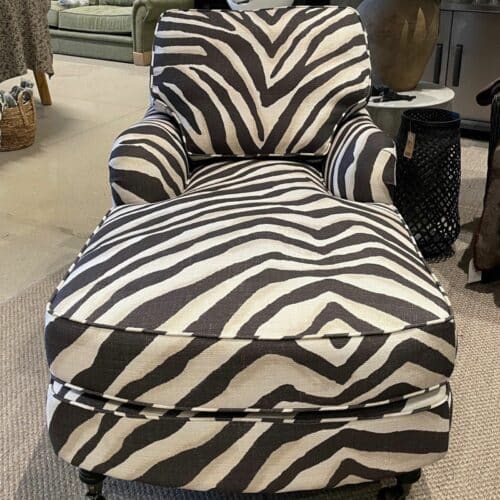 Englesson Howard Medium Divan Fast klädsel Pg3 Terranea Zebra-ebony Träben med hjul Dark oak brass