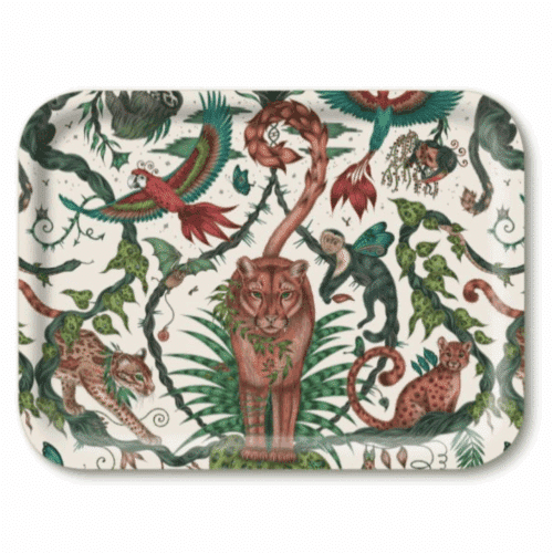 Handgjord bricka "Bosque Dreams / Ivory" av Emma J Shipley i FSC-certifierat skandinaviskt björkfanér, tillverkad på Öland. Fantasifull design i elfenbenstoner. Tål maskindisk.