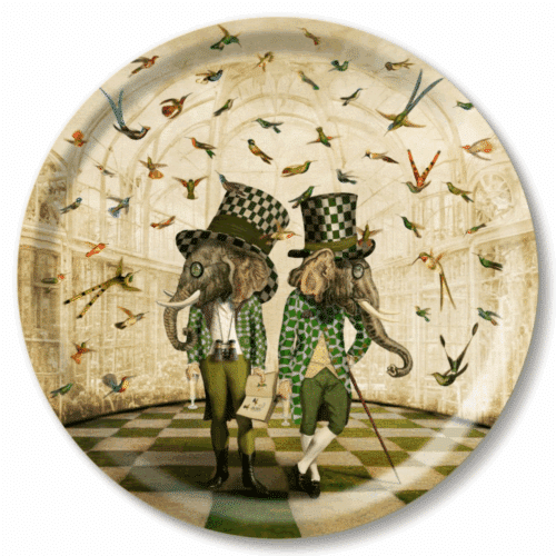 Rund bricka med motivet "The Bird Watchers" av Maggie Taylor, handgjord på Öland i FSC-certifierat björkträ, finns i storlekarna Ø31 cm och Ø39 cm.