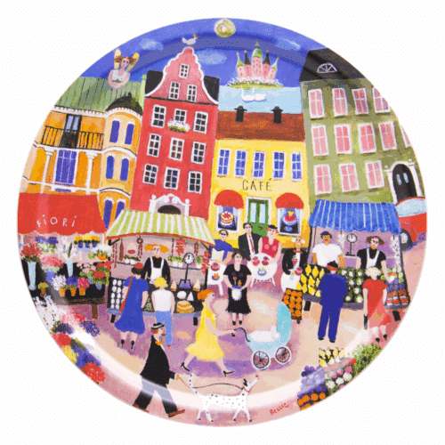 Rund bricka med Stockholm-motiv i färgstark design av Bessie Johanson. Handgjord på Öland i FSC-certifierat björkfanér, Ø 39 cm, maskindiskvänlig.