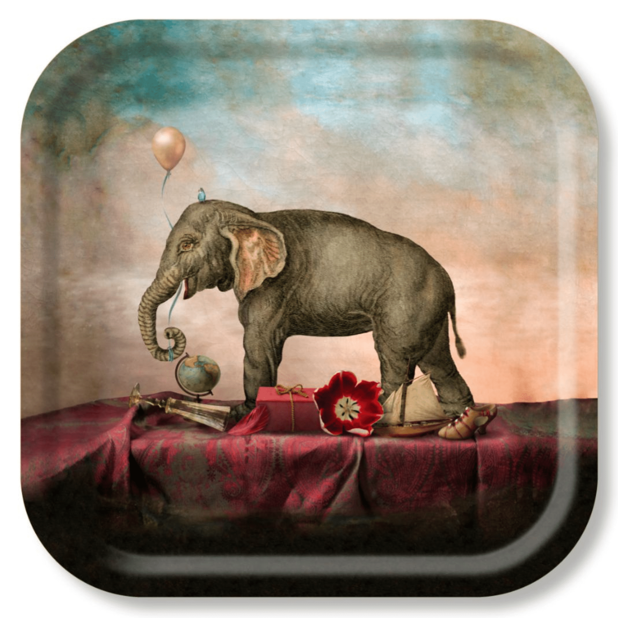 Handgjord serveringsbricka "A Fine Romance" av Maggie Taylor i FSC-certifierat skandinaviskt björkfanér, tillverkad på Öland. Finns i storlekarna 20x20, 32x32 och 38x38 cm.