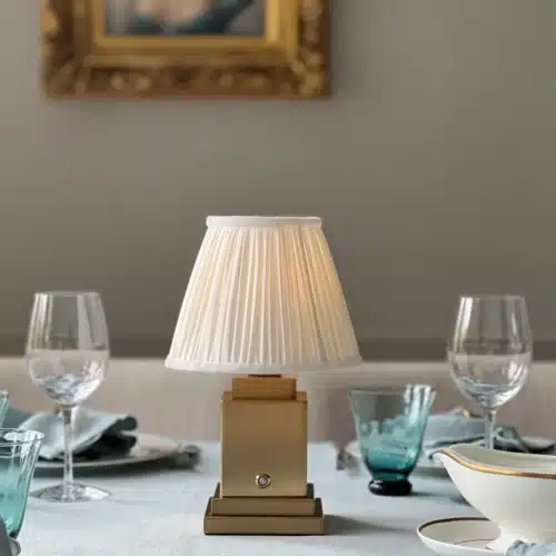 Vit veckad lampskärm