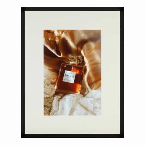 Tavla Perfume Bottle Chanel med svart ram
