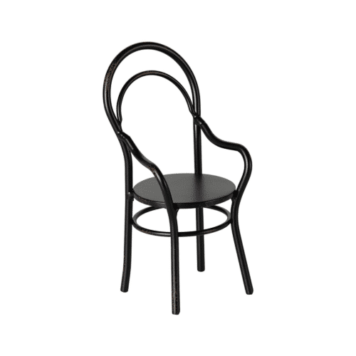 Vintageinspirerad miniatyrstol i metall med armstöd, perfekt för dockhus och miniatyrlekar.