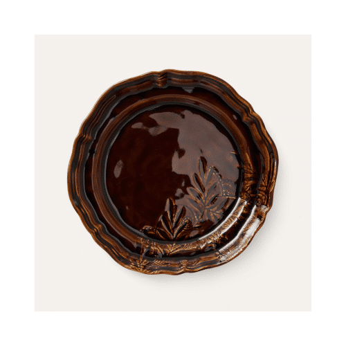 Brun mattallrik i färgen coffee med vågig form och orientaliskt mönster från Sthåls Arabesque, 28 cm