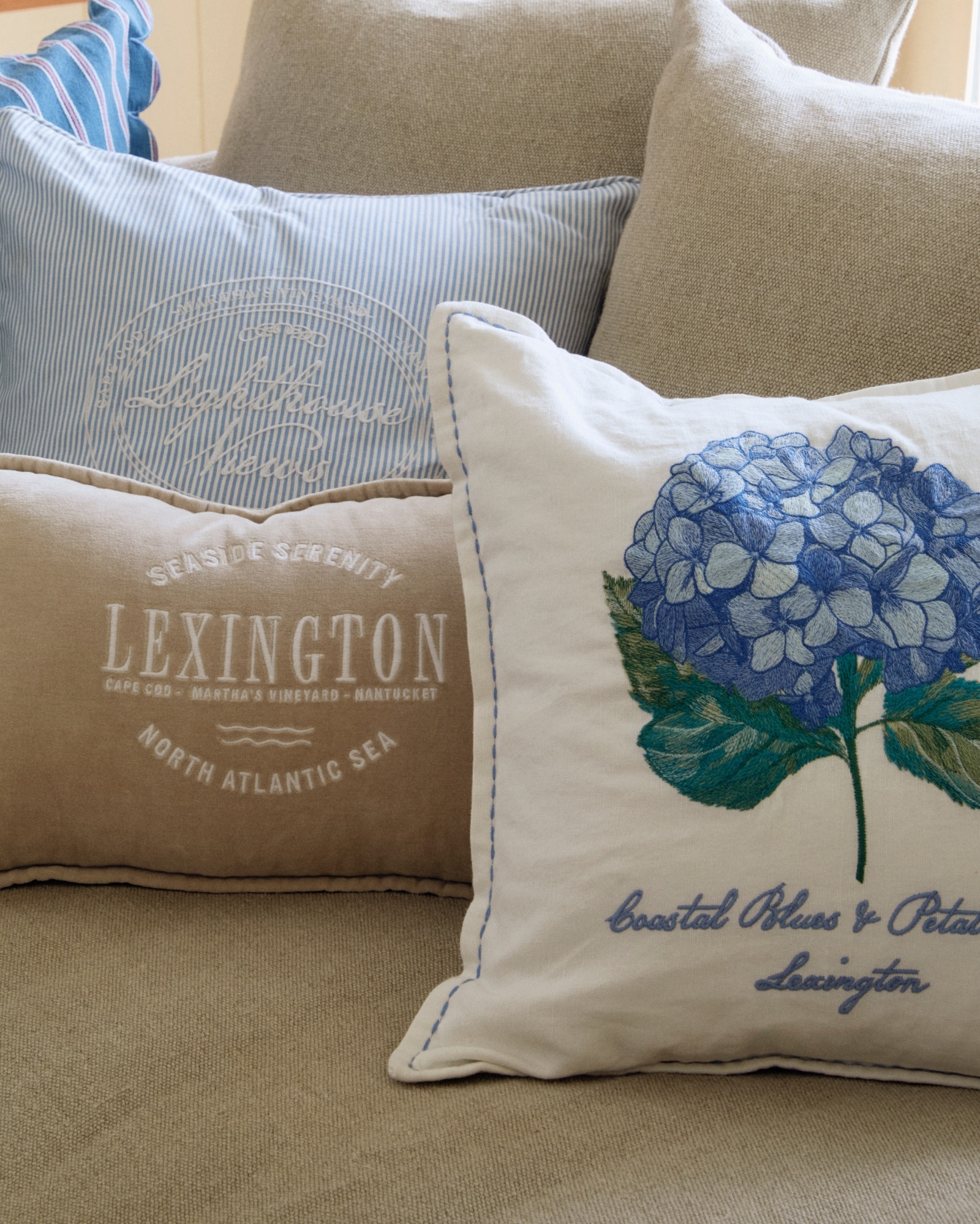 Lexington blombroderat kuddfodral i linne/bomull