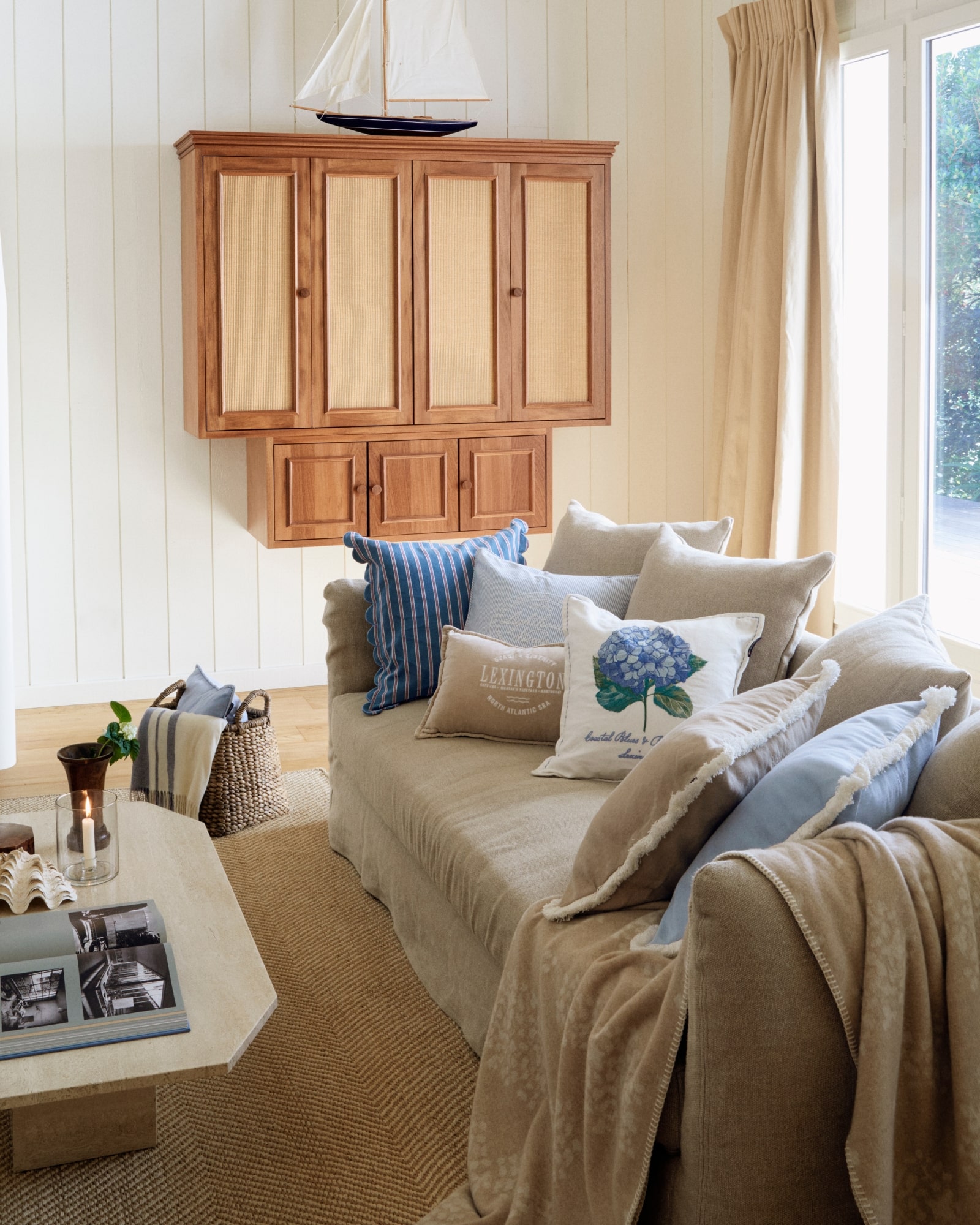 Lexington blombroderat kuddfodral i linne/bomull