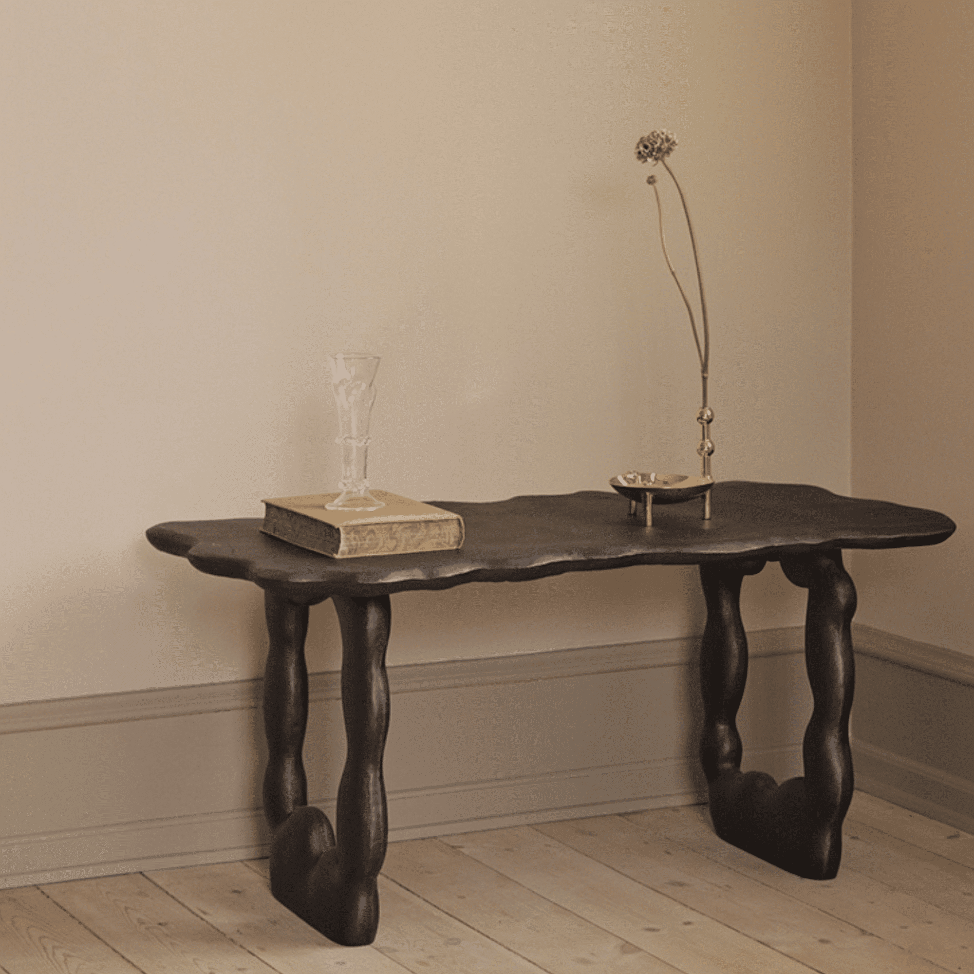STOFF Nagel-vas i massiv mässing med skulptural design, placerad som en del av ett modulärt STOFF Nagel-system.