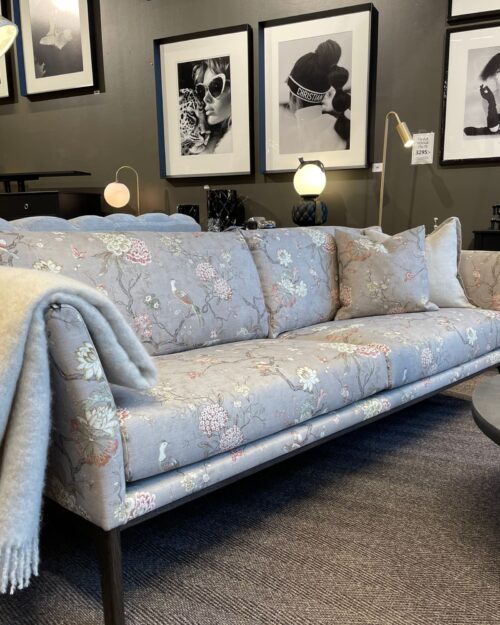 Bröderna Andersson Lola 3-sits soffa – Oriental Bird 4 Grå, wengebets